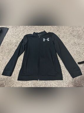 Under Armour Youth XL - Black/Gray. Comfortable lightweight layer.